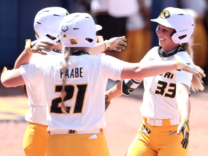 missouri-softball-celebration